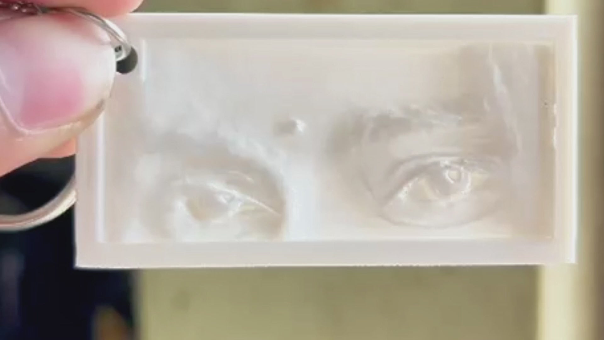 Magical 3D Photo Keyring – Custom Lithophane Keychain That Glows in Light | Perfect Gift for Loved Ones 4×6 cm